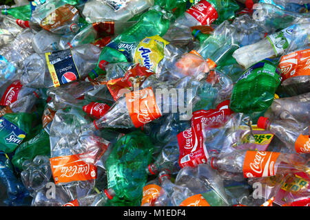 Detail der Stapel der abgeflachten Coca Cola und anderen Kunststoff fizzy Getränke Flaschen Stockfoto