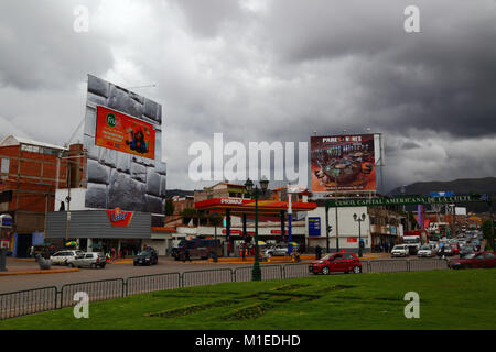 Paddington 2 Film Werbung auf digitalen Bildschirm in riesigen Inca Wall Design horten, Cusco, Peru Stockfoto