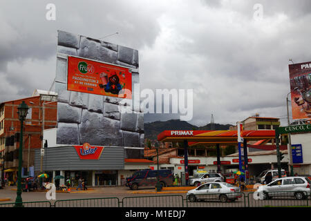 Paddington 2 Film Werbung auf digitalen Bildschirm in riesigen Inca Wall Design horten, Cusco, Peru Stockfoto