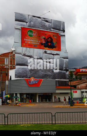 Paddington 2 Film Werbung auf digitalen Bildschirm in riesigen Inca Wall Design horten, Cusco, Peru Stockfoto