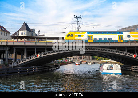 Berlin, Zug auf Iron Bridge in der Friedrichstraße über Spree Stockfoto