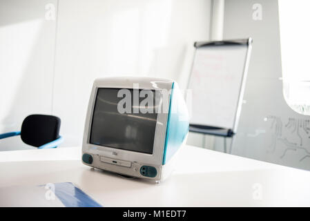 IMac G3, Erscheinungsdatum August 1998, auf dem ukrainischen MacPaw Apple's Museum in Kiew, Ukraine am 26. Januar 2017 ausgestellt. Die ukrainischen Entwickler MacPaw hat Apple Hardware Museum im Büro des Unternehmens in Kiew eröffnet. Die Sammlung verfügt über mehr als 70 ursprünglichen Macintosh Modellen von 1981 bis 2017 datiert. Stockfoto