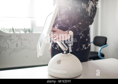 Ein Mitglied des Personals zeigt iMac G4 Flat Panel, Erscheinungsdatum Januar 2002, auf dem ukrainischen MacPaw Apple's Museum in Kiew, Ukraine am 26. Januar 2017. Die ukrainischen Entwickler MacPaw hat Apple Hardware Museum im Büro des Unternehmens in Kiew eröffnet. Die Sammlung verfügt über mehr als 70 ursprünglichen Macintosh Modellen von 1981 bis 2017 datiert. Stockfoto