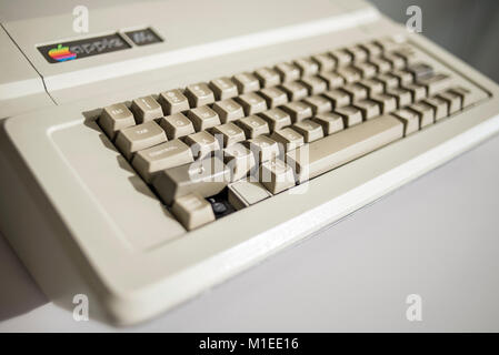 Apple IIe; Erscheinungsdatum Januar 1983; auf dem Ukrainischen MacPaw Apple's Museum in Kiew ausgestellt; die Ukraine am 26. Januar, 2017. Die ukrainischen Entwickler MacPaw hat Apple Hardware Museum im Büro des Unternehmens in Kiew eröffnet. Die Sammlung verfügt über mehr als 70 ursprünglichen Macintosh Modellen von 1981 bis 2017 datiert. Stockfoto