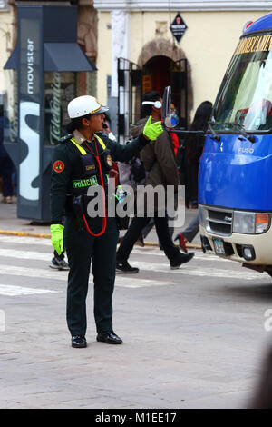 Polizistin Regie Verkehr in der Avenida del Sol, Cusco, Peru Stockfoto