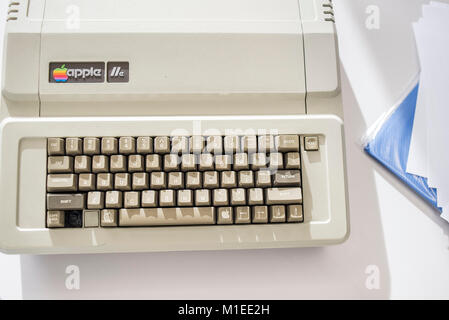 Apple IIe; Erscheinungsdatum Januar 1983; auf dem Ukrainischen MacPaw Apple's Museum in Kiew ausgestellt; die Ukraine am 26. Januar, 2017. Die ukrainischen Entwickler MacPaw hat Apple Hardware Museum im Büro des Unternehmens in Kiew eröffnet. Die Sammlung verfügt über mehr als 70 ursprünglichen Macintosh Modellen von 1981 bis 2017 datiert. Stockfoto