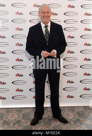 Gyles Brandreth die Teilnahme an der Oldie des Jahres ausgezeichnet, im Simpsons in The Strand, London. Stockfoto