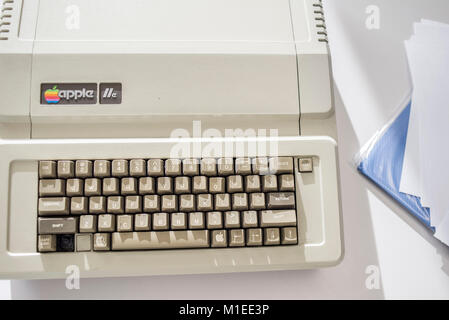 Apple IIe; Erscheinungsdatum Januar 1983; auf dem Ukrainischen MacPaw Apple's Museum in Kiew ausgestellt; die Ukraine am 26. Januar, 2017. Die ukrainischen Entwickler MacPaw hat Apple Hardware Museum im Büro des Unternehmens in Kiew eröffnet. Die Sammlung verfügt über mehr als 70 ursprünglichen Macintosh Modellen von 1981 bis 2017 datiert. Stockfoto