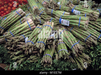 Spargel wird angezeigt durch einen Bauernmarkt Stockfoto