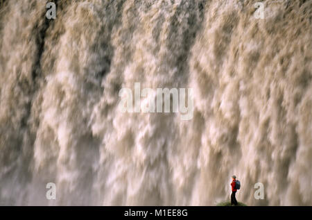 Island. Myvatn. Wasserfall Dettifoss. Touristische, Frau, die an der Klippe am Wasserfall. Stockfoto