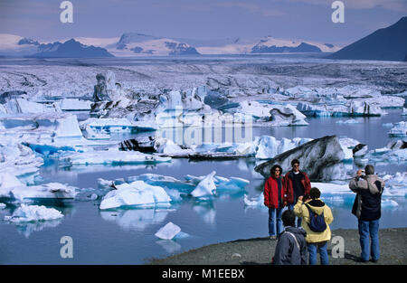 Island. Jokulsarlon ist. Eisberge im See Jokulsarlon ist. Touristen am See mit Eisbergen. Stockfoto