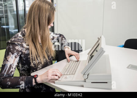 Ein Mitglied des Personals zeigt Macintosh Portable, Erscheinungsdatum September 1989, auf dem ukrainischen MacPaw Apple's Museum in Kiew, Ukraine am 26. Januar 2017. Die ukrainischen Entwickler MacPaw hat Apple Hardware Museum im Büro des Unternehmens in Kiew eröffnet. Die Sammlung verfügt über mehr als 70 ursprünglichen Macintosh Modellen von 1981 bis 2017 datiert. Stockfoto