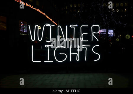 LONDON, UK-25 Jan 2018: Winter Lights Logo ist auf der Jubilee Plaza für die Canary Wharf Winter Lights Festival 2018. Stockfoto