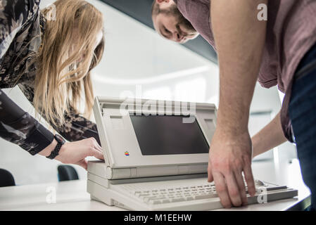 Mitarbeiter zeigen Macintosh Portable, Erscheinungsdatum September 1989, auf dem ukrainischen MacPaw Apple's Museum in Kiew, Ukraine am 26. Januar 2017. Die ukrainischen Entwickler MacPaw hat Apple Hardware Museum im Büro des Unternehmens in Kiew eröffnet. Die Sammlung verfügt über mehr als 70 ursprünglichen Macintosh Modellen von 1981 bis 2017 datiert. Stockfoto