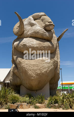 Statue des Großen Murino Schafe, große Ram am Eingang der Geschenkeladen, Goulburn, New South Wales, Australien. Stockfoto