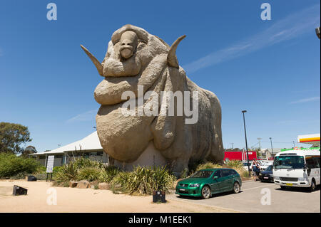 Statue des Großen Murino Schafe, große Ram am Eingang der Geschenkeladen, Goulburn, New South Wales, Australien. Stockfoto