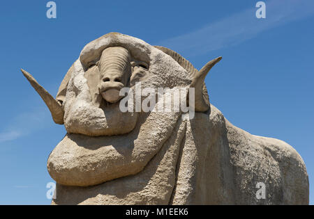 Statue des Großen Murino Schafe, große Ram am Eingang der Geschenkeladen, Goulburn, New South Wales, Australien. Stockfoto