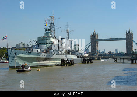 HMS Belfast günstig auf der Themse in der Nähe der Tower Bridge in London, England. Stockfoto