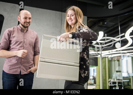 Ein Mitglied des Personals zeigt Macintosh Portable, Erscheinungsdatum September 1989, auf dem ukrainischen MacPaw Apple's Museum in Kiew, Ukraine am 26. Januar 2017. Die ukrainischen Entwickler MacPaw hat Apple Hardware Museum im Büro des Unternehmens in Kiew eröffnet. Die Sammlung verfügt über mehr als 70 ursprünglichen Macintosh Modellen von 1981 bis 2017 datiert. Stockfoto