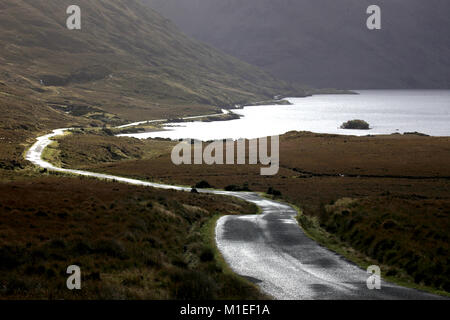Ländliche Fahrbahn Wicklung entlang einer irischen Binnen See wilden Atlantik, Co. Mayo, Irland Stockfoto