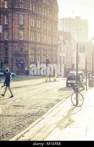 Auf der Suche Grainger Street, Newcastle upon Tyne, Großbritannien. Bewick Hof im Hintergrund. Stockfoto