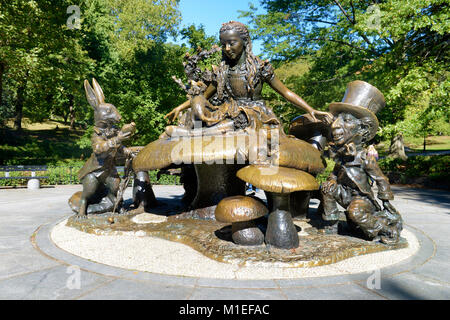 Denkmal von Lewis Carroll Alice im Wunderland vorgelegt am 7. Mai 1959 an die Stadt New York von George und Margarita Delacorte Stiftung. Stockfoto