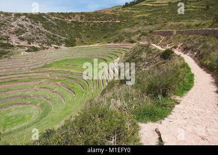 Straße Weg neben alten Inka Kreis Terrassen in Moray Stockfoto