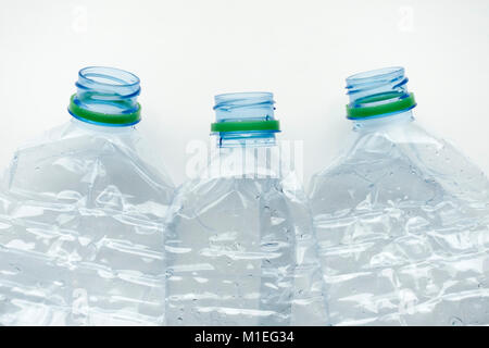 Drei Leere zerquetscht Plastikflaschen Stockfoto