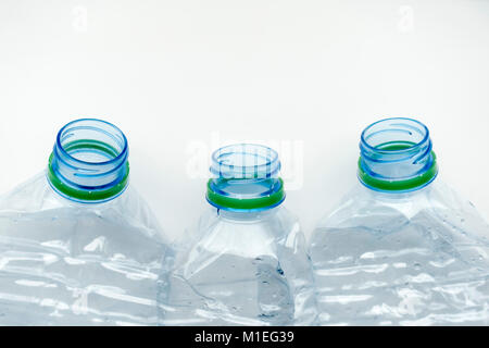 Drei Leere zerquetscht Plastikflaschen Stockfoto