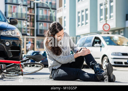 Verletzte Frau, bei denen schwere Schmerzen durch Knie-verstauchung aft verursacht Stockfoto