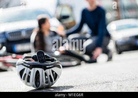 Nahaufnahme einer Radfahren Helm unten auf der Erde nach einem Stockfoto