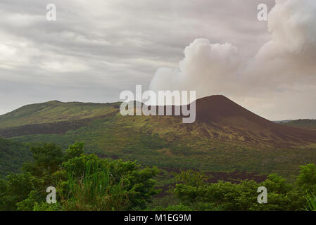 Rauch aus Vulkan Masaya. Landschaft der Vulkan Masaya in Nicaragua Stockfoto