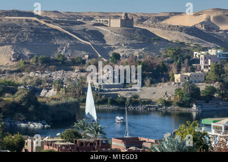 Felucca und motorisierte Ausflugsschiff im Nil vor der Insel Elephantine bei Assuan Stockfoto