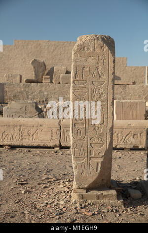 Granit Stele in den Ruinen der Tempel des Chnum, Insel Elephantine, Assuan, Ägypten Stockfoto