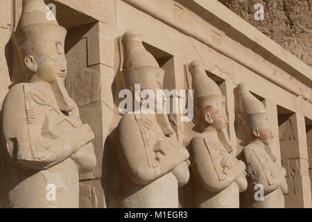 Detail der Oseride Statuen der Hatschepsut in ihre Grabkunst Tempel auf dem Westufer des Nils, Theben, Ägypten Stockfoto