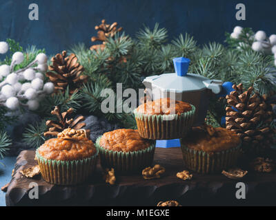 Home gemacht Karotten gewürzt Muffins mit Walnüssen. Winter Urlaub gönnen Stockfoto