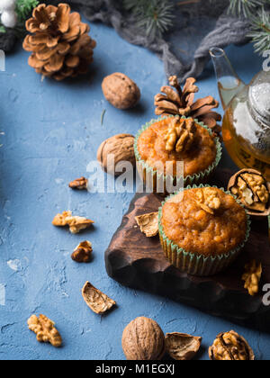 Home gemacht Karotten gewürzt Muffins mit Walnüssen. Winter Urlaub gönnen Stockfoto