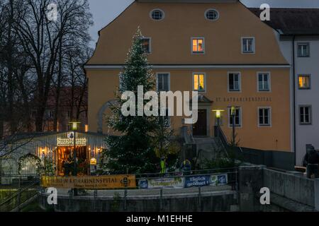 Regensburg, Bayern, Deutschland, 27. November 2017: Weihnachtsmarkt am Spital Garten in Regensburg, Deutschland Stockfoto
