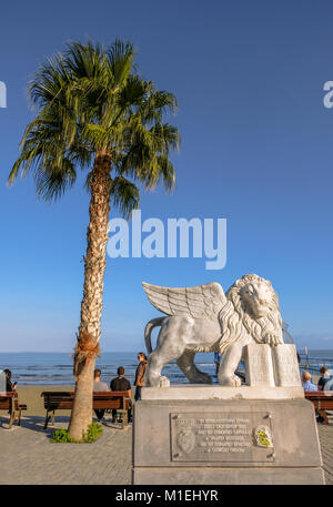 Larnaca, Zypern - 2. Januar 2018: geflügelte Löwe Statue an der Promenade von foinikoudes Strand. Ein Geschenk von Venedig erhielt als Zeichen von Larnaka s Stockfoto