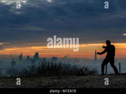 Bild zeigt: die kälteste Nacht des Jahres bringt frost Hampstead Heath und schöne Misty Licht in der Londoner City Skyline. Man Praktiken Karate auf Stockfoto