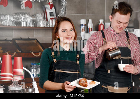 Paar Barista im Cafe. Schöner Mann und attraktive Frau macht Kaffee. Lebensmittel- und Getränkeindustrie Konzept Stockfoto