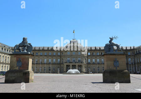 Das neue Schloss von Ehrenhof Seite mit der Gruppe der Zahlen der Württembergischen Wappen der Hirsch und der Löwe bin Schossplatz im Herzen von Stuttgart. Stockfoto