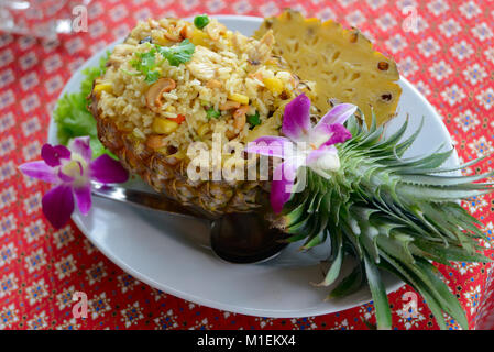 Ananas gebratener Reis - ein traditionelles Gericht der thailändischen, vietnamesischen und hawaiianischer Küche Stockfoto