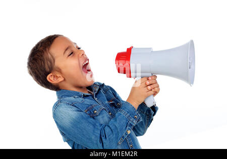 Kleiner Junge durch ein Megaphon auf weißem Hintergrund schreien Stockfoto