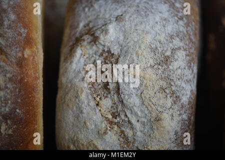 Nahaufnahme Nahrung der Artisan weiß Brot, dass Zuhause wurde, zubereitet und gebacken mit Mehl bestäubt Top Stockfoto