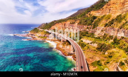 Einzigartige Sea Cliff Brücke auf dem Grand Pacific Drive in NSW an einem sonnigen Sommertag southbound erhöhte der Luft Blick auf die vorbeifahrenden Auto und Fußverkehr alo Stockfoto