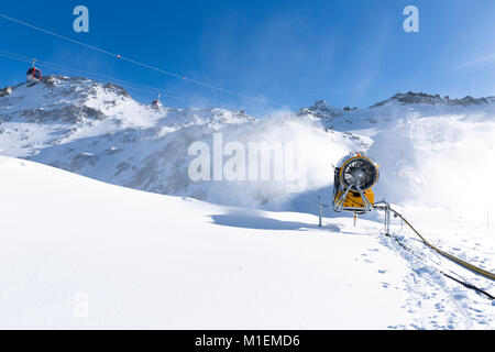 Schneemaschine, Schneekanone in Aktion bei Ski Resort Stockfoto