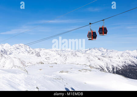 Lift Seilbahnen Seilbahnen, Gondel Kabinen im Winter schneebedeckte Berge im Hintergrund schöne Landschaft. Stockfoto