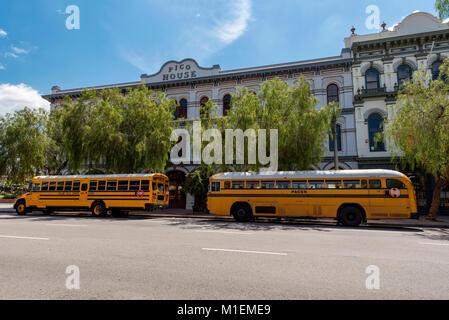 Schulbusse in der Straße geparkt, Los Angeles, Kalifornien Stockfoto
