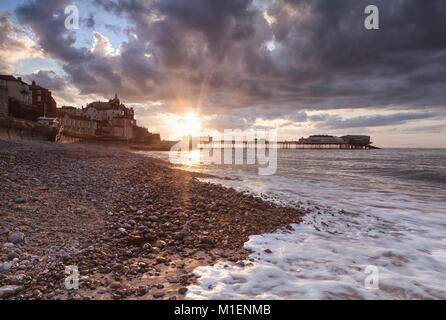 Cromer Pier bei Sonnenuntergang, auf North Norfolk Coast. Stockfoto